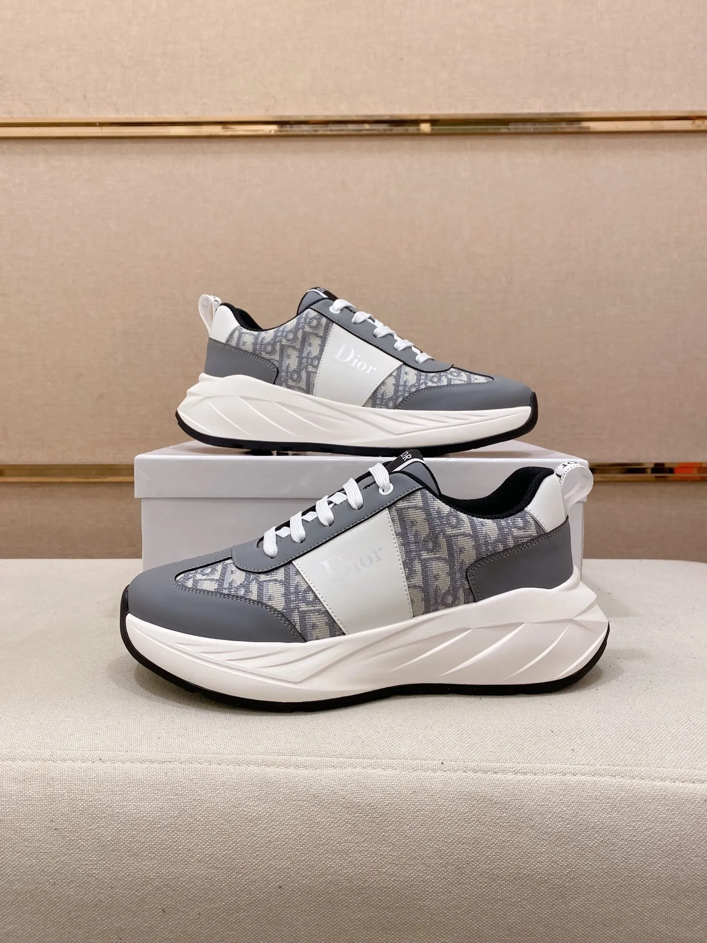 Factory price: 442💰[Dior·Dior] New casual sports style men's shoes, new spring and summer design, perfect workmanship, lace-up lazy style to create wardrobe quality, upper: imported first-layer cowhide, sheepskin lining is soft and comfortable, ultra-light TPU wear-resistant outsole, simple, versatile fashion men's shoes, excellent color code number 38--44. Can be customized for 45 non-refundable!